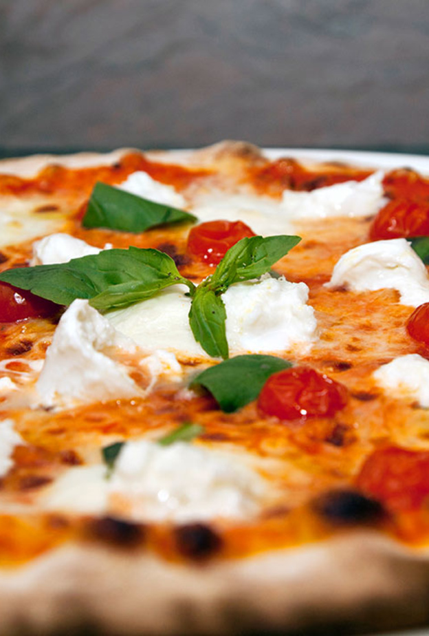 البيتزا الايطالية الشهية لدى Massimo's