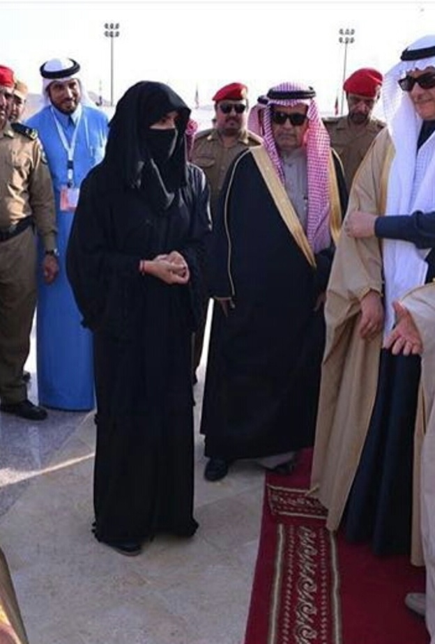 التشكيلية نورة بن سعيدان تسلم امير الرياض اللوحة في ختام البطولة