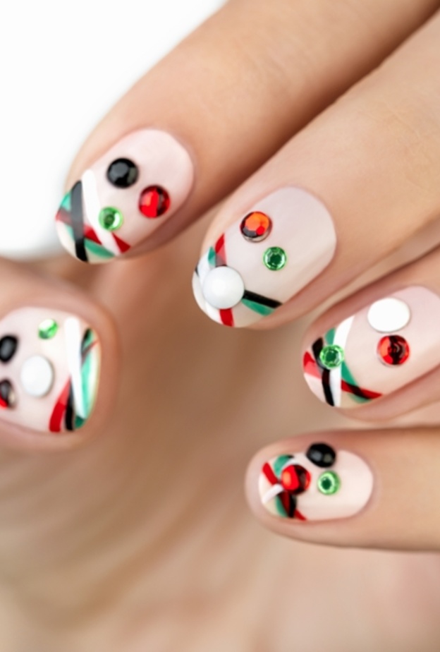 التفنّن على الأظافر مع محلاّت وجوه في اليوم الوطني الإماراتي