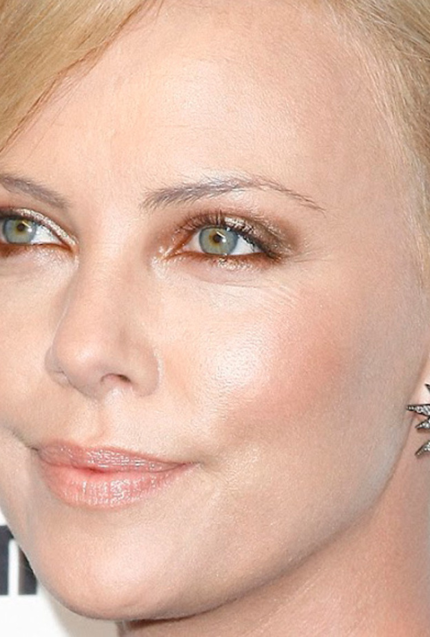 تشارليز ثيرون بصحبة ابنتها الجديدة