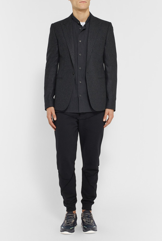 الحذاء الرياضي من لانفان مع بنطلون وبليزر أسود