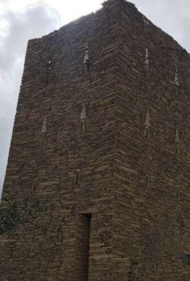 الحصن التراثي الذي كان آيلاً للسقوط 