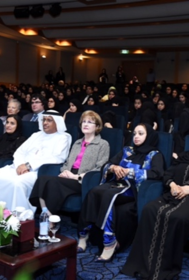 الحضور يتابعون الاحتفالية