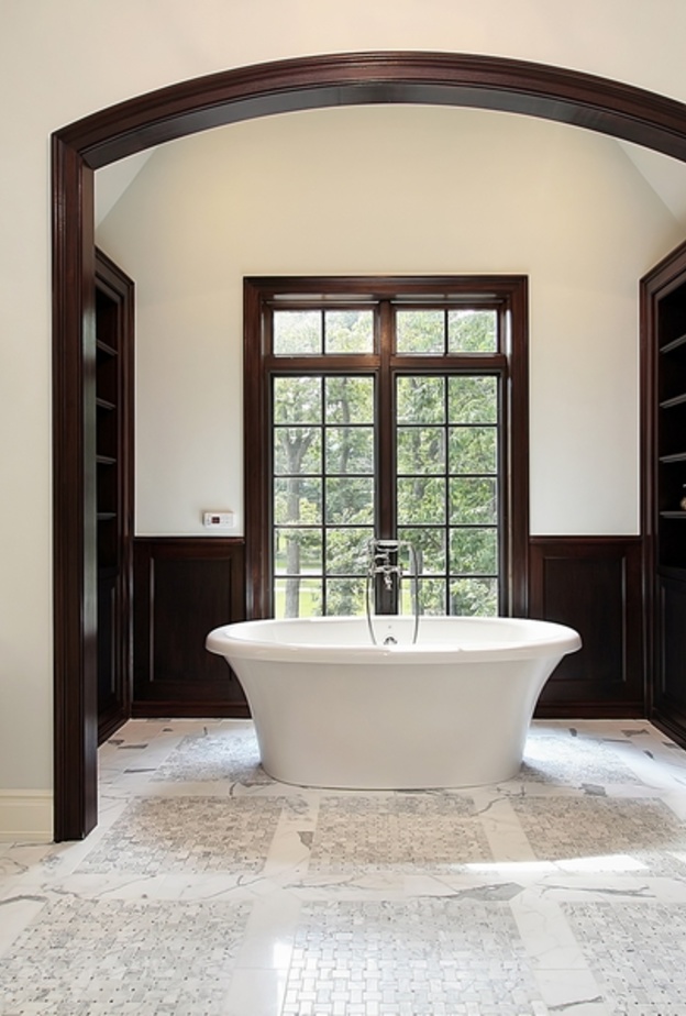 الحمام مقسم لفراغين ينفتحان على بعضهما بإطار من الخشب و يتصلان بأرضية رائعة من الرخام الأبيض