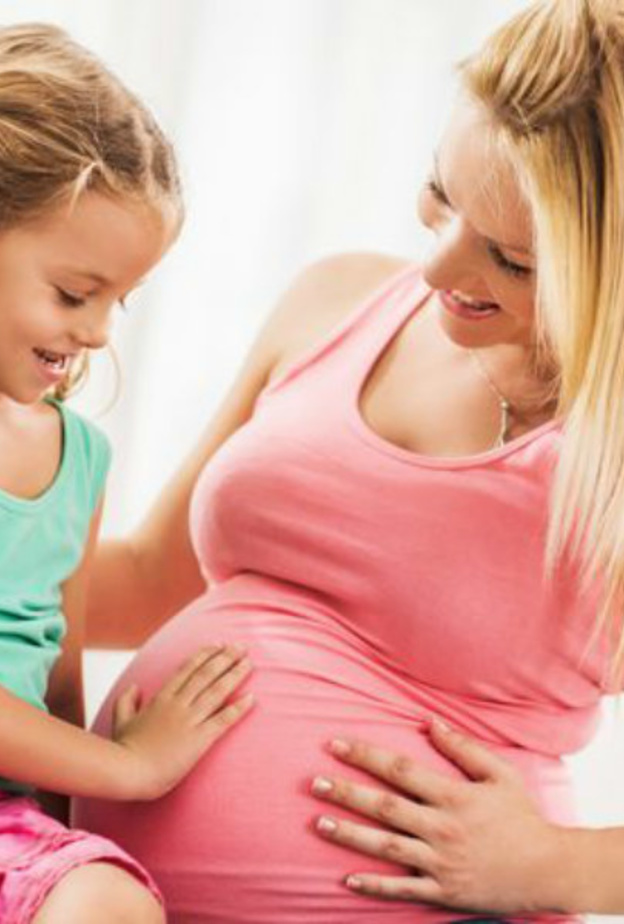 الحمل و الولادة .. كيف تصفينها لطفلتك المتشوفة للمعرفة