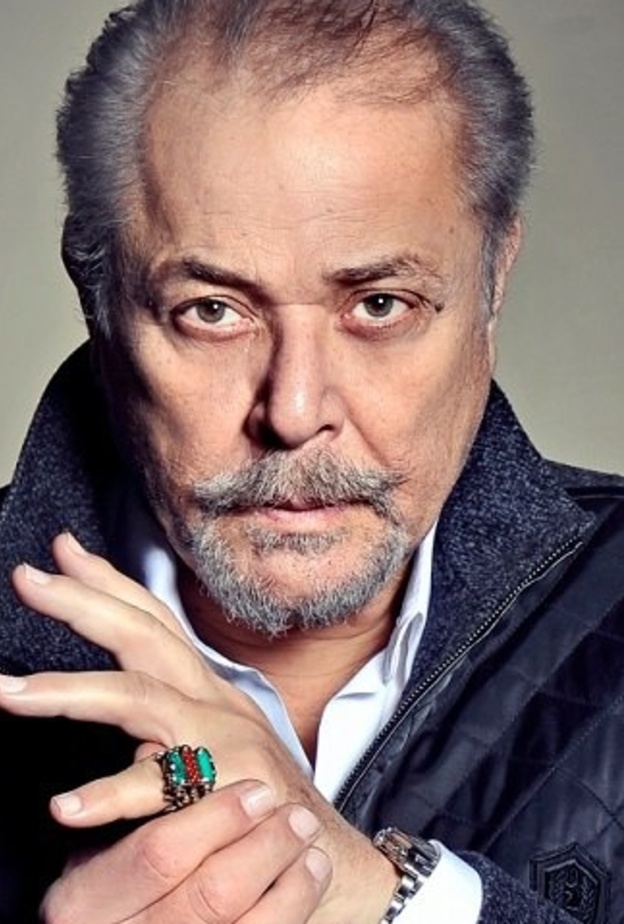 الراحل محمود عبد العزيز في أسلوب شتوي عصري