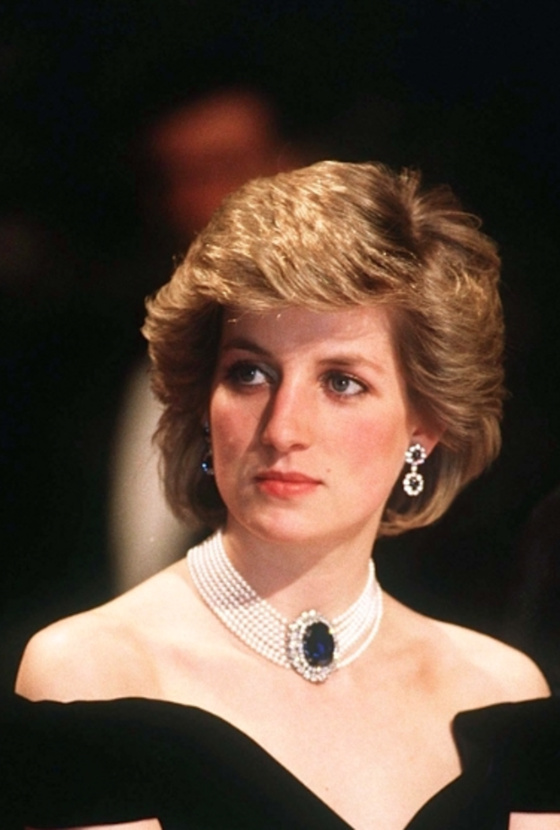 الراحلة الليدي ديانا باطلالة رائعة بعقد تشوكر فاخر حيث شكّلت هذه الصيحة أبرز اتجاهات الموضة في التسعينيات