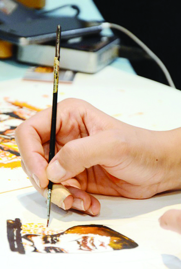 الرسم بالقهوة في معرض القهوة والشوكولاتة