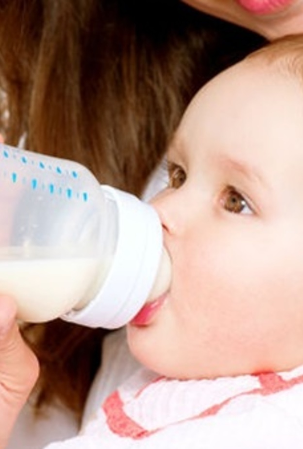 الرضاعة الصناعية قد تودي بحياة طفلك لهذه الأسباب