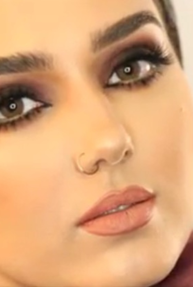 الرموش السفلية تعطي مساحة للعين 