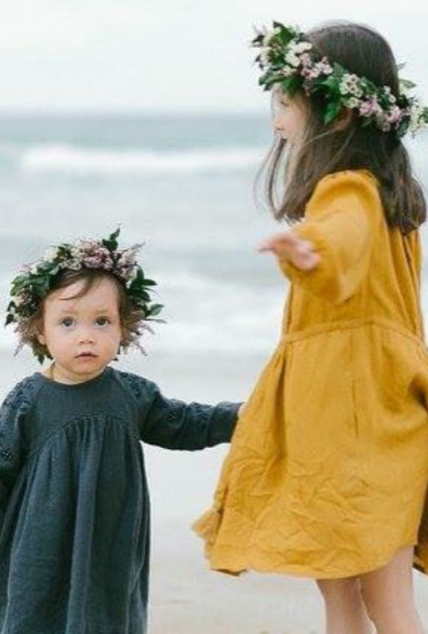 الزهور أكاليل على رأس البنات