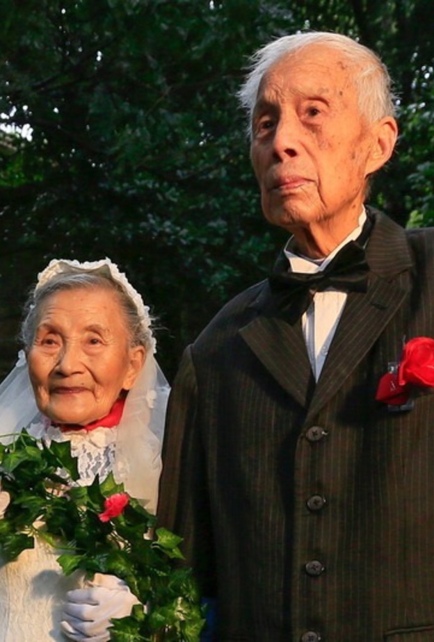 زوجان صينيان يعيدان صور زفافهما بعد 70 عاماً