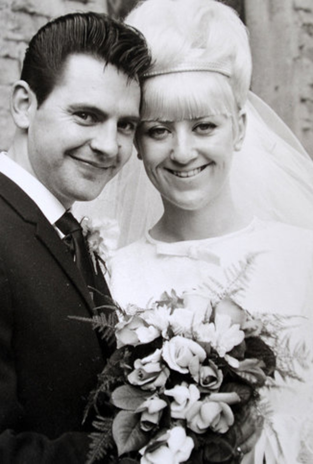 الزوجان كارل وجيم ستانفيلد في حفل زفافهما