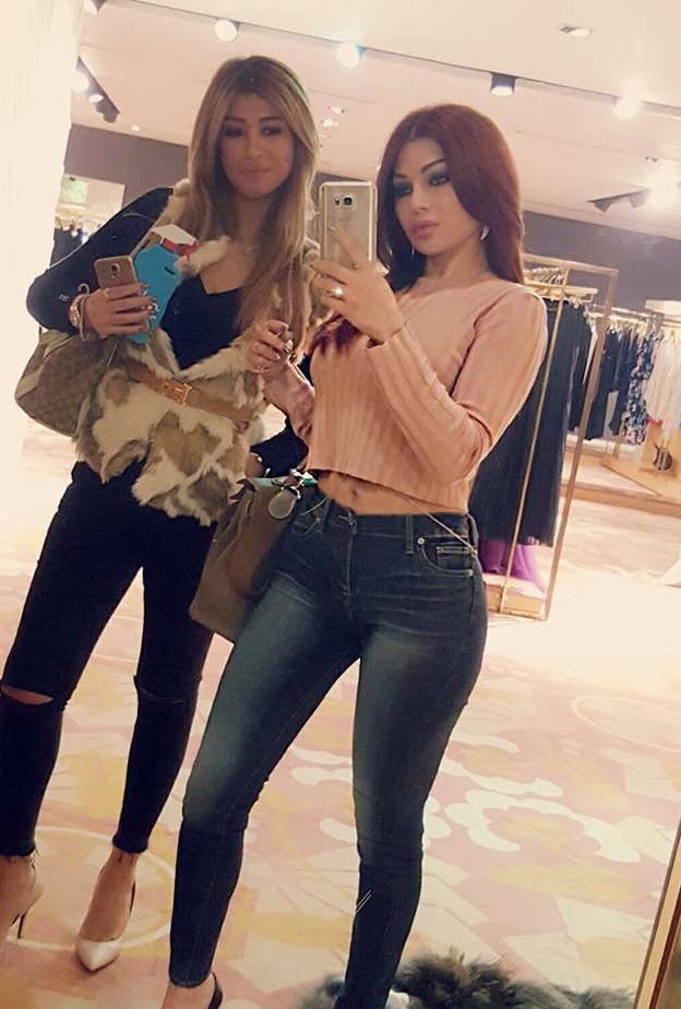 السروال الضيق مع القميص القصير