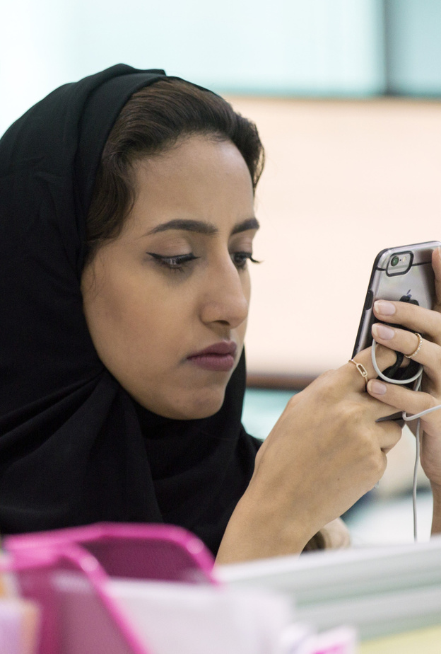 السعوديات يثقن في الفتيات لصيانة جوالاتهن 