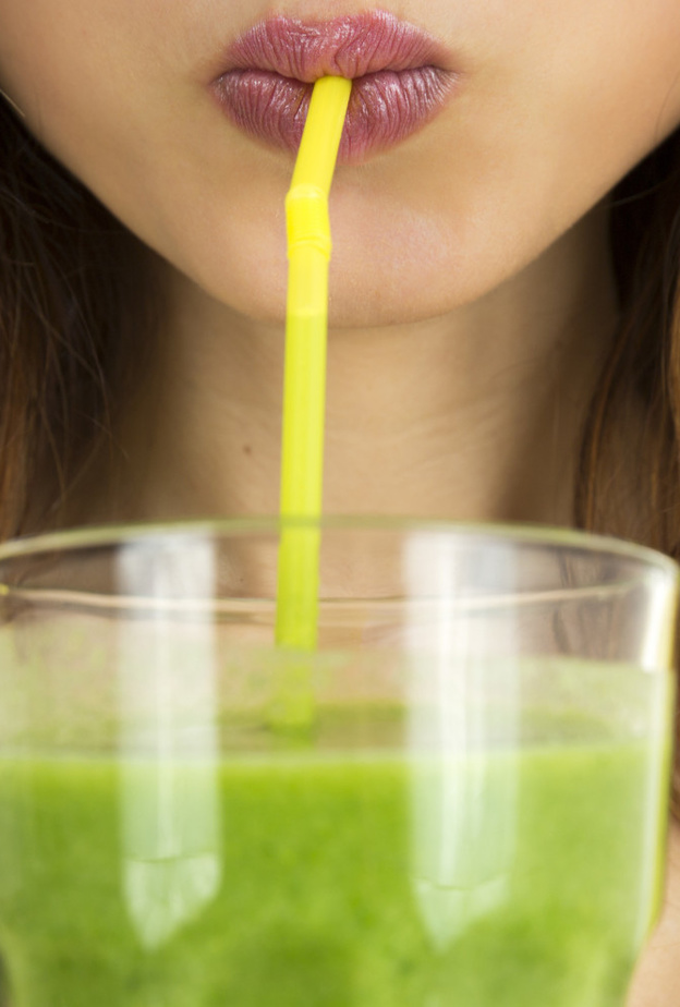 السموثي الأخضر الذي يحتوي على السبانخ ، الفطور الأفضل لصحتك