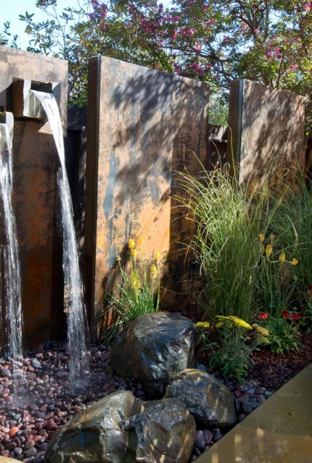 السياج من الداخل عبارة  عن ألواح بيتونية إحداها تشكل الشلال 