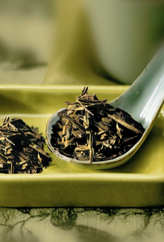 الشاي الأخضر يساعد على تطويل وتكثيف الرموش