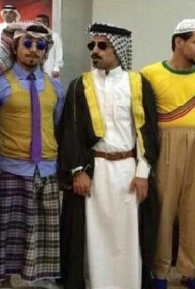 الشباب بالملابس الغريبة