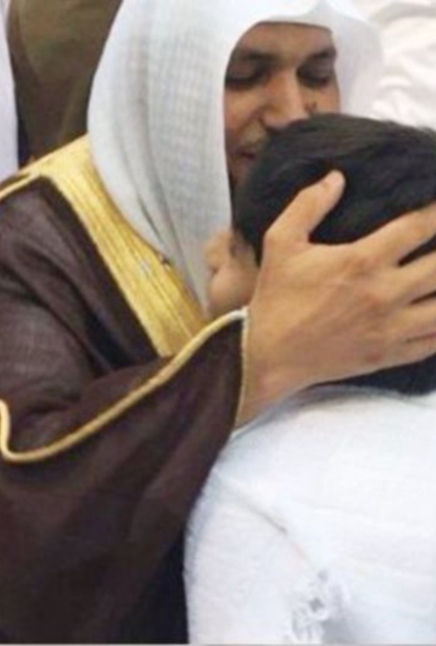 الشيخ ماهر المعيقلي يقبل غانم المفتاح