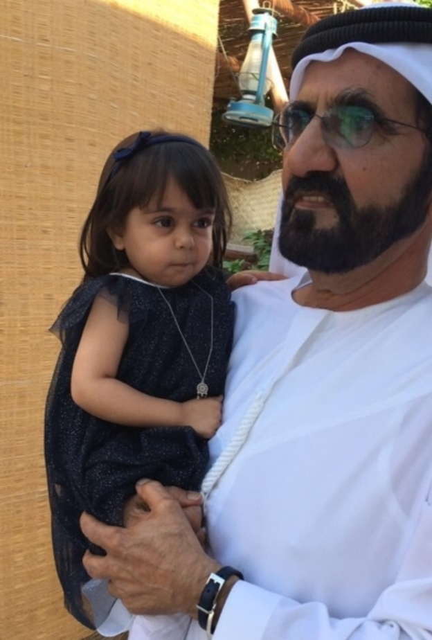 الشيخ محمد بن راشد مع الطفلة مهرة الشحي