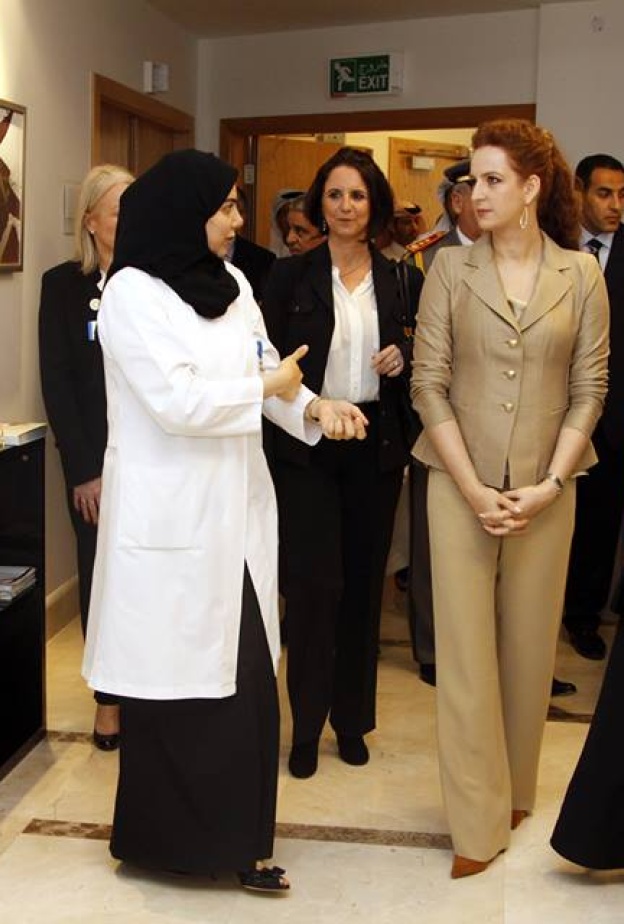 للا سلمى بطقم كلاسيكي