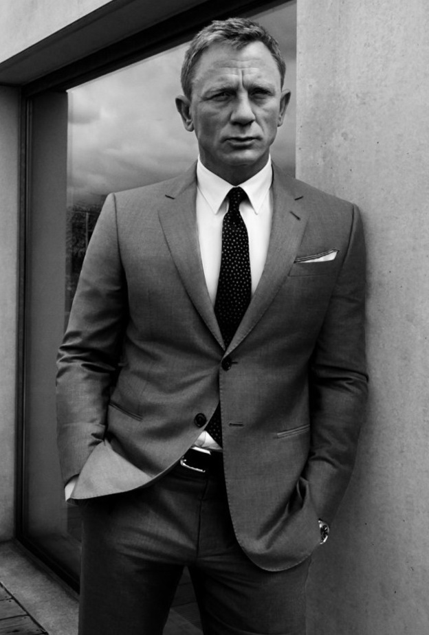 تليق بقوامه البدلات الضيّقة المكوّنة من ثلاث قطع