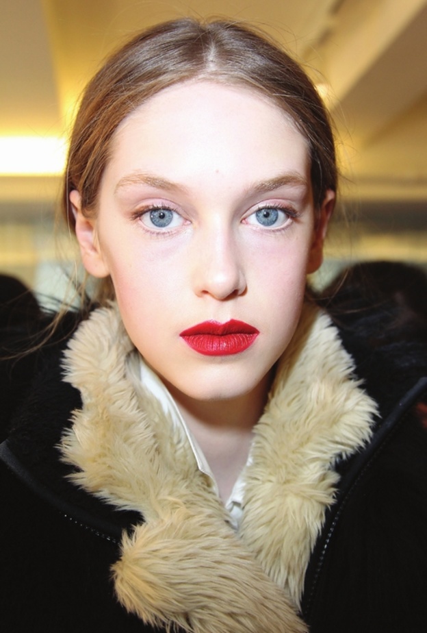 Oscar de la Renta: إطلالات تبرز الجمال الفطري للوجه