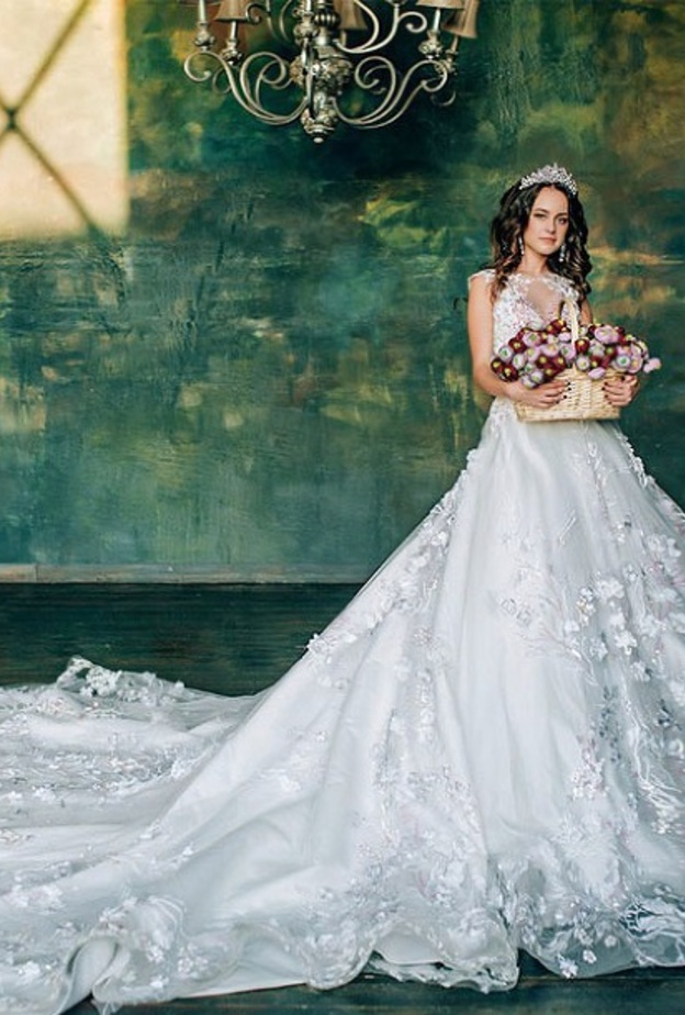 فستان عرس بذيل طويل مشكوك ومزين بالورود