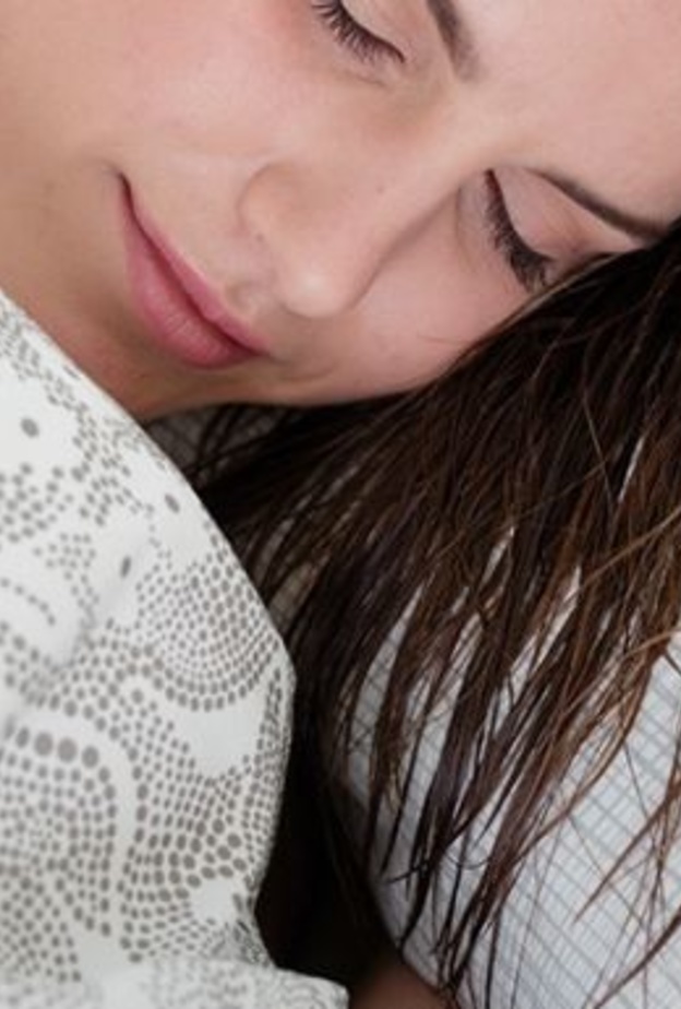  أضرار النوم بالشعر المبلول