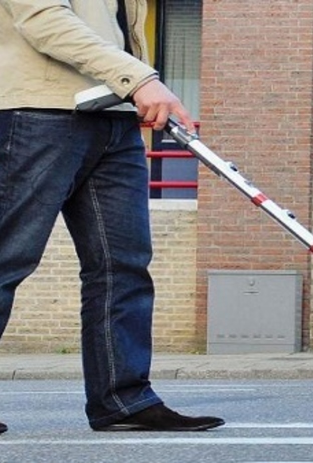 طالبات يصممن سترة للمكفوفين