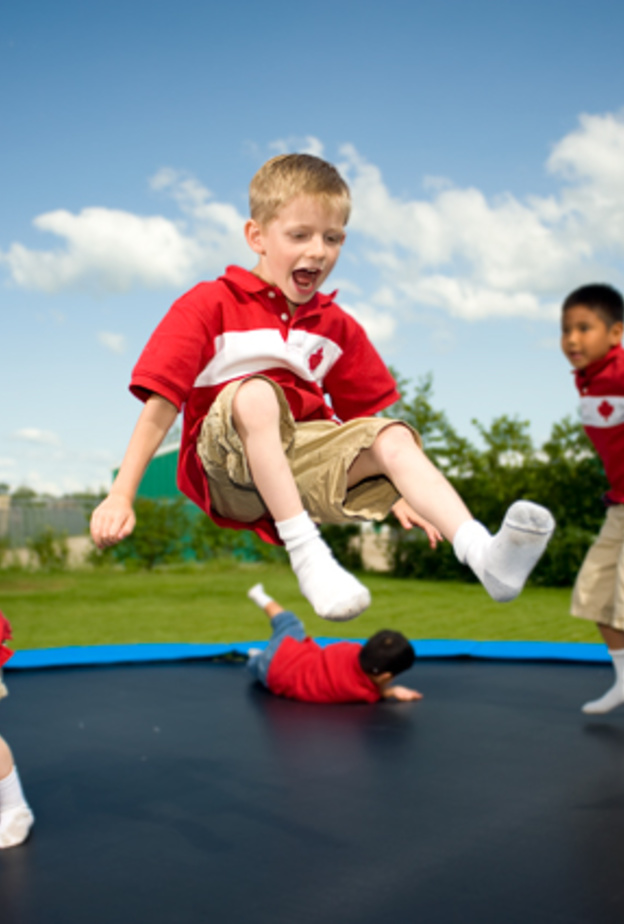 5 مخاطر تهدد سلامة طفلكِ بسبب لعبة الترامبولين