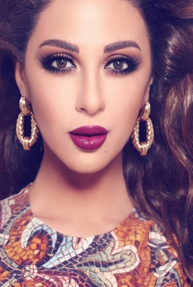 ميريام فارس خلال حملها بفستان زهري طويل الاكمام