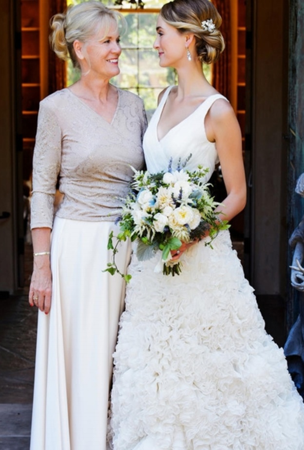 أناقة والدة العروس بفستان بالأكمام الطويلة