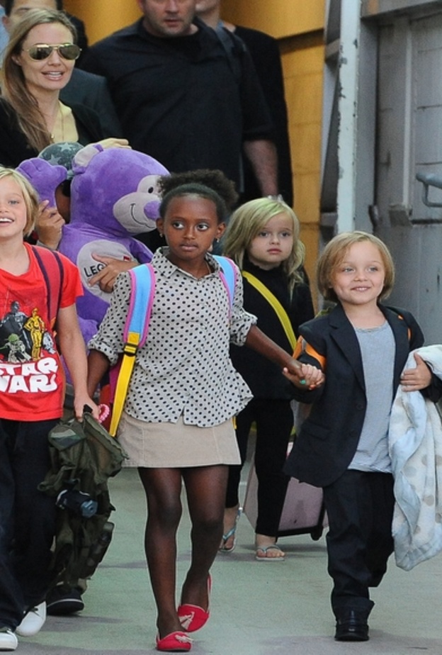 انجلينا جولي Angelina Jolie ترتدي فستان اسود قصير مع اولادها