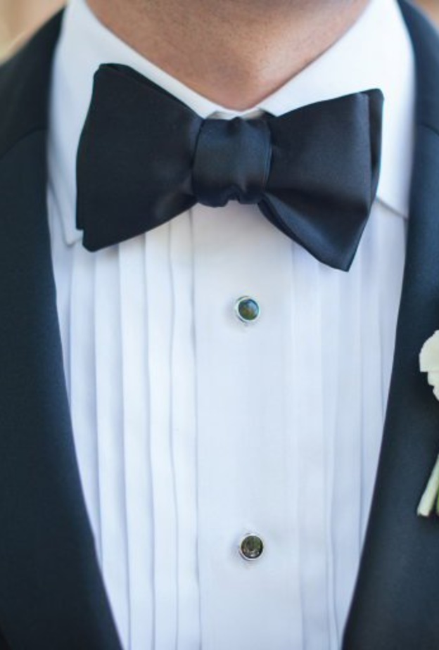 يجب ان تتلاءم بدلة العريس مع فستان العروس 