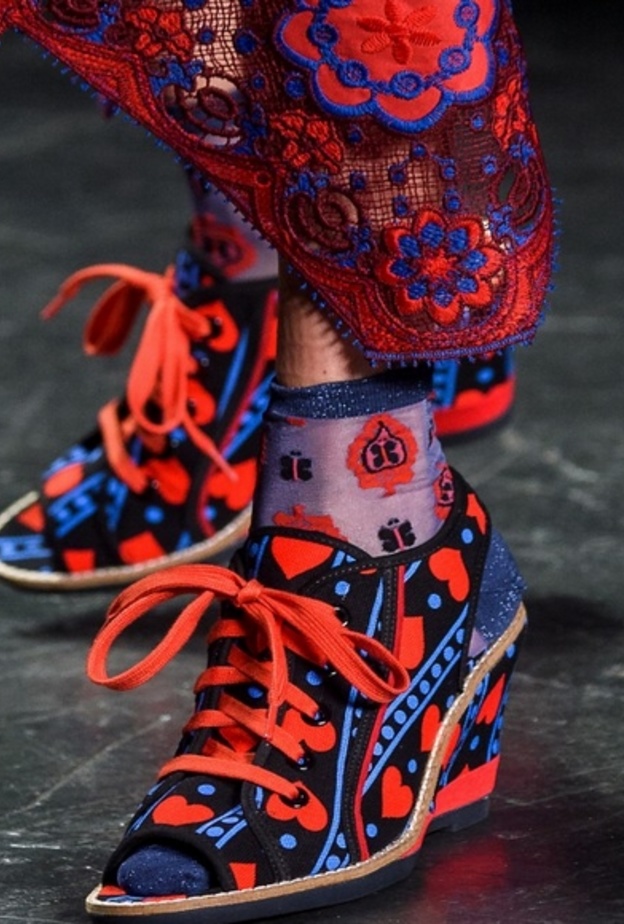 صندل كعب عالي ملون بالزهري والبرتقالي والاسود من Anna Sui