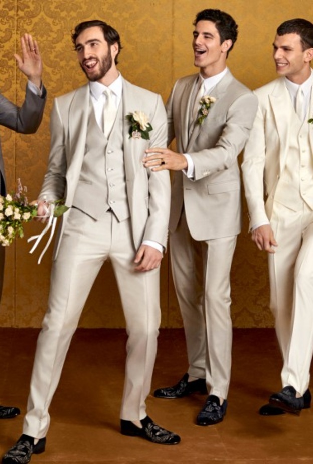 توكسيدو سوداء مع ادخالات بيج للعريس