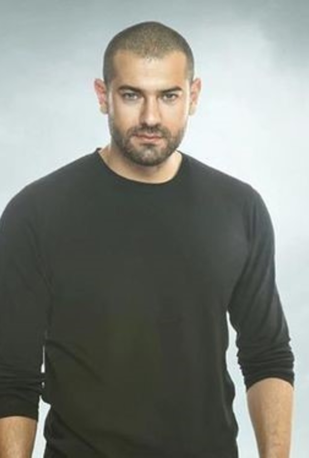 اطلالة كاجوال لعمرو يوسف بالجينز والتيشرت