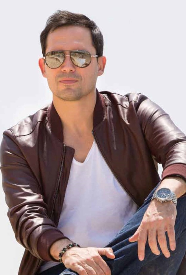 ظافر العابدين مع نيللي كريم بالبدلة الزرقاء