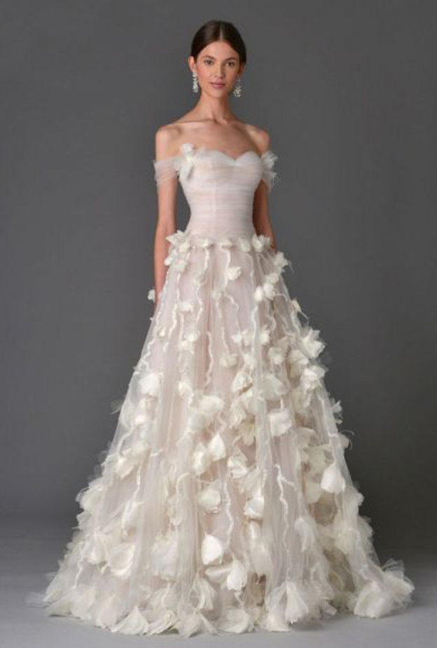 فستان عرس من ماركيزا Marchesa بالورود النافرة