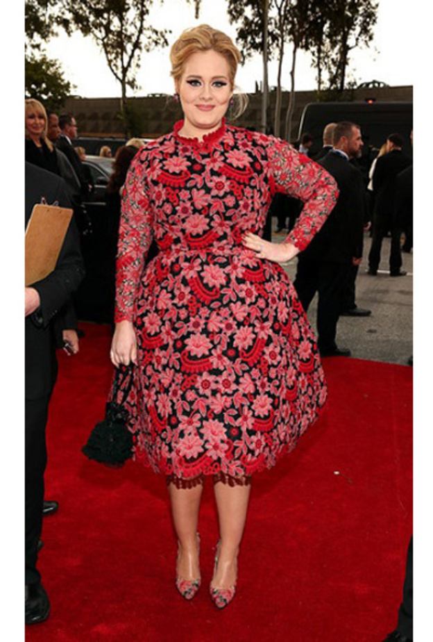 فساتين الميدي ملائمة أيضا للممتلئات على طريقة أديل بفستان من فالنتينو