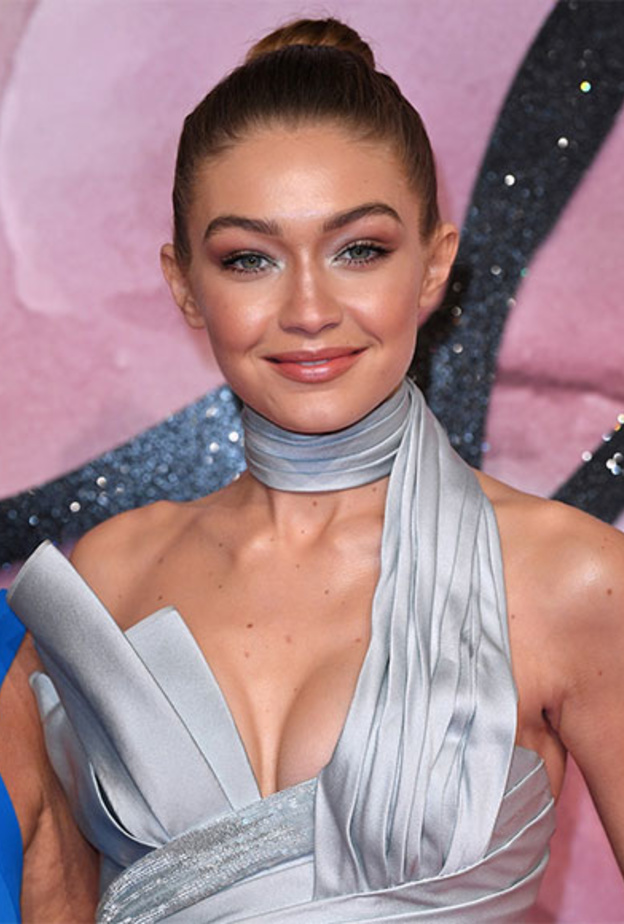 كندل جنر بفستان أبيض من Camilla and Marc في حفل فيكتوريا سيكريت