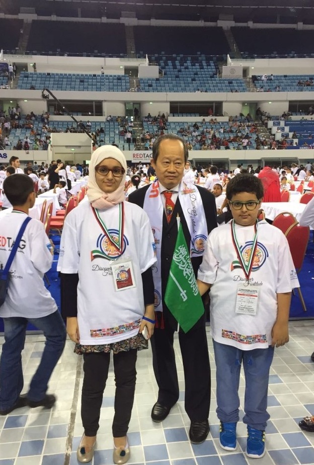 الطالبة السعودية الفائزة بالمركز الأول وشقيقها الفائز بالمركز الثالث