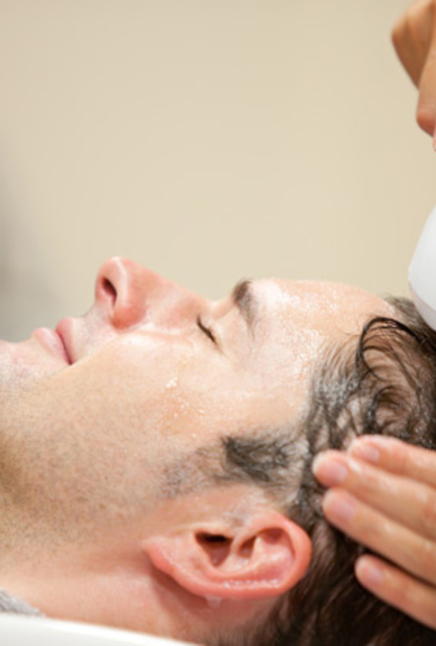 الطريقة الصحيحة لغسل الشعر للرجال