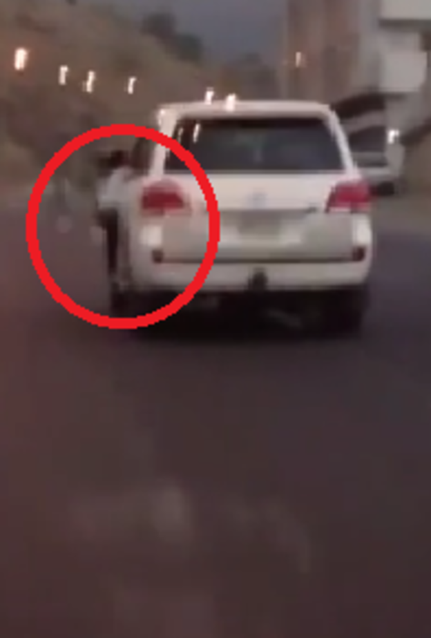 الطفلة كما ظهرت في مقطع الفيديو