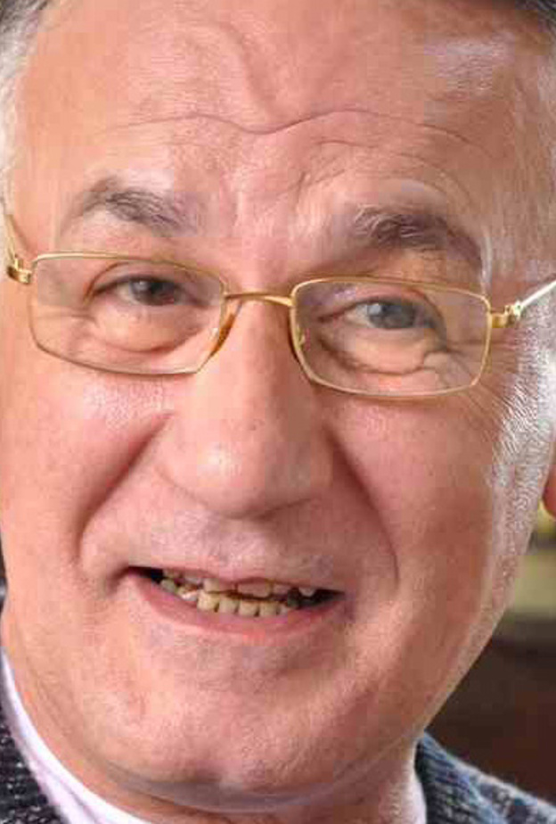  عزت أبو عوف فى العناية المركزة