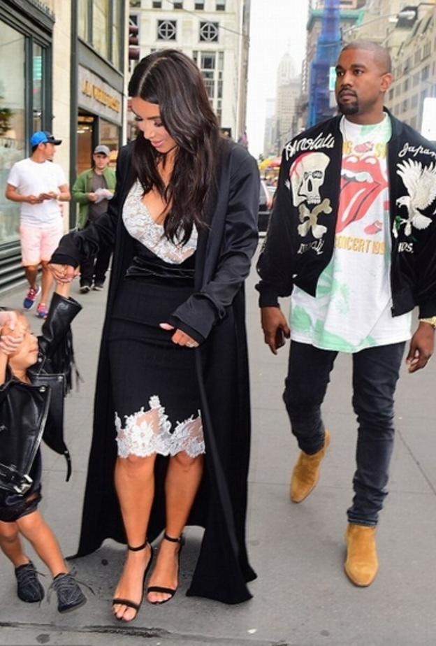 كيم كارداشيان مع عائلتها 