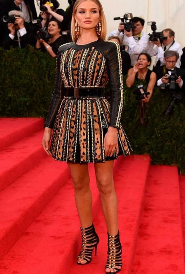 كيم كارداشيان  Kim Kardashian في اطلالة من بالمان Balmain