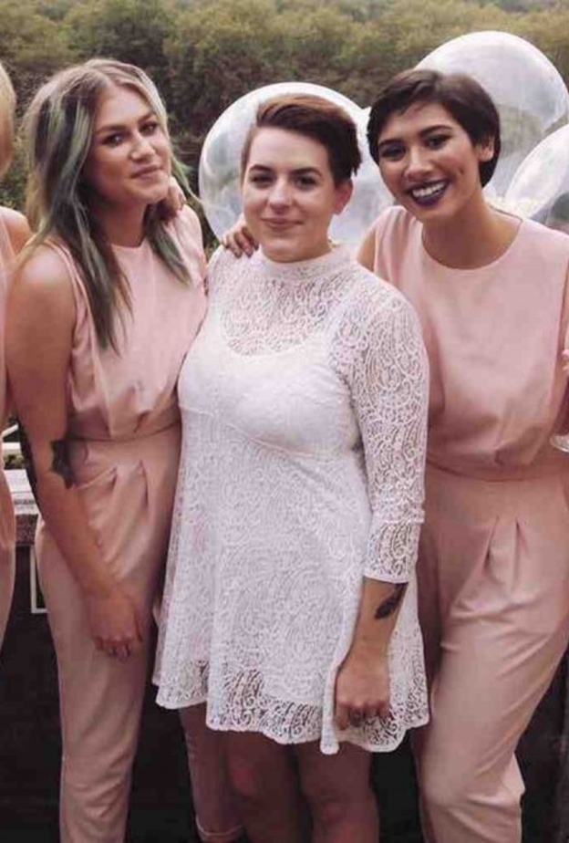 العروس ايزابيلا وسط صديقاتها